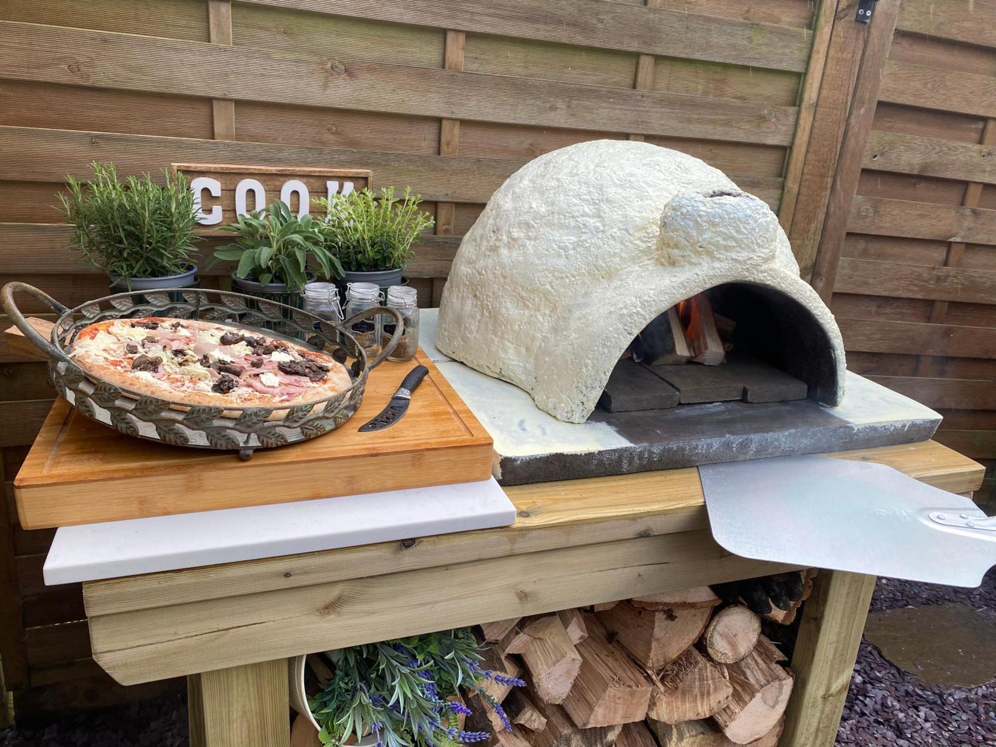 Rita's Luxury Retreat With Swedish Hot Tub And Wood Fuelled Pizza Oven Ferienhaus *